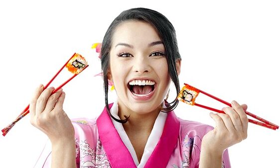 κορίτσι που κρατά σούσι για ιαπωνική δίαιτα