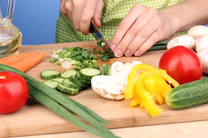 Προετοιμασία σαλάτας λαχανικών για τη «φάση κρουαζιέρας» της δίαιτας Dukan